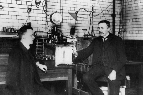 Image of Hans Geiger and Ernest Rutherford in the lab